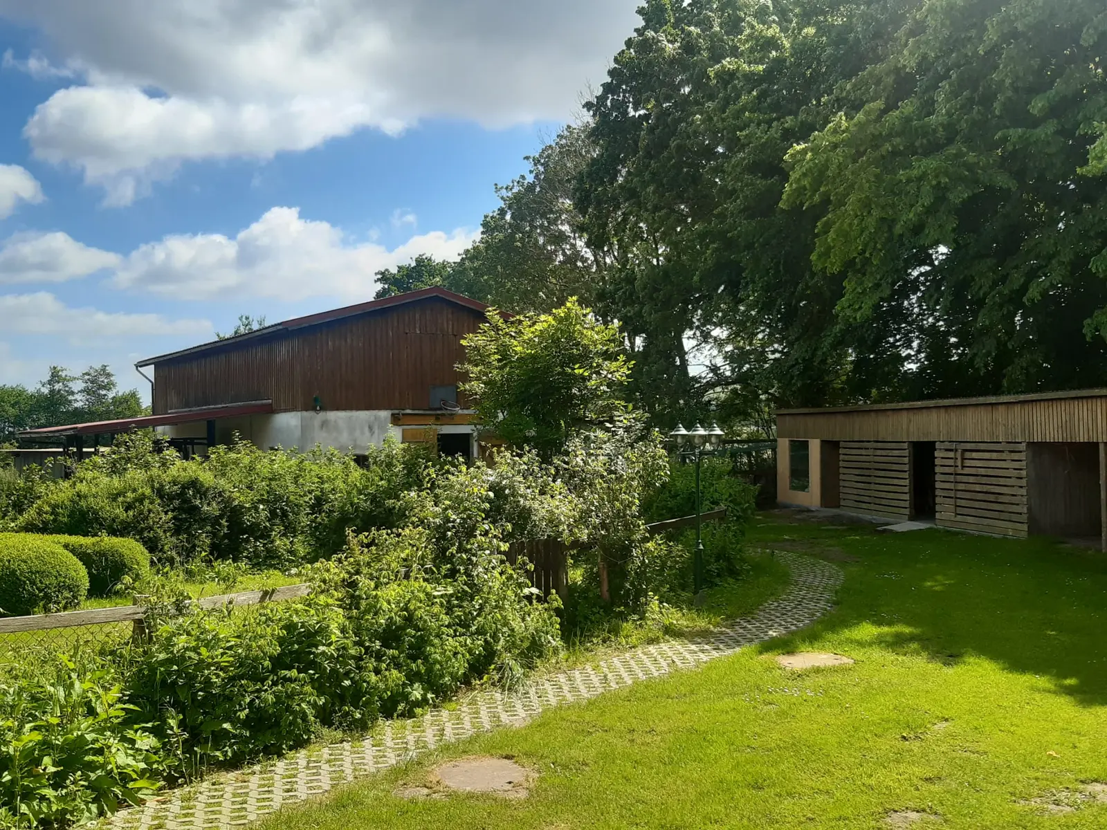 Großer Nutzgarten mit gepflegten Gemüsebeeten